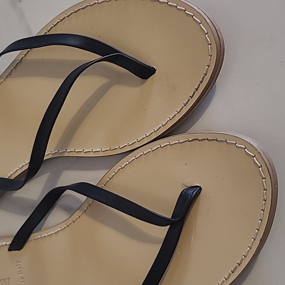 J Crew Black Leather Thin Straps Classic Flip Flops Sandals Wmn 9 Beach Pool - Picture 4 of 8